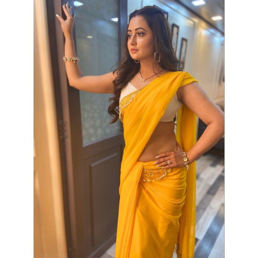 बता दें कि रश्मि देसाई टीवी इंडस्ट्री का बड़ा नाम हैं। उन्होंने उतरन जैसे हिट टीवी सीरियल्स के अलावा भोजपुरी और मराठी फिल्मों में भी काम किया है।