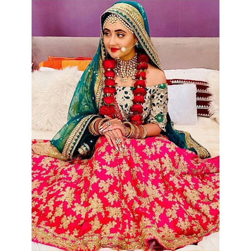 इससे पहले हाल ही में रश्मि देसाई की ये तस्वीर भी खूब वायरल हुई। इस फोटो में वह किसी दुल्हन सरीके दिख रही हैं।