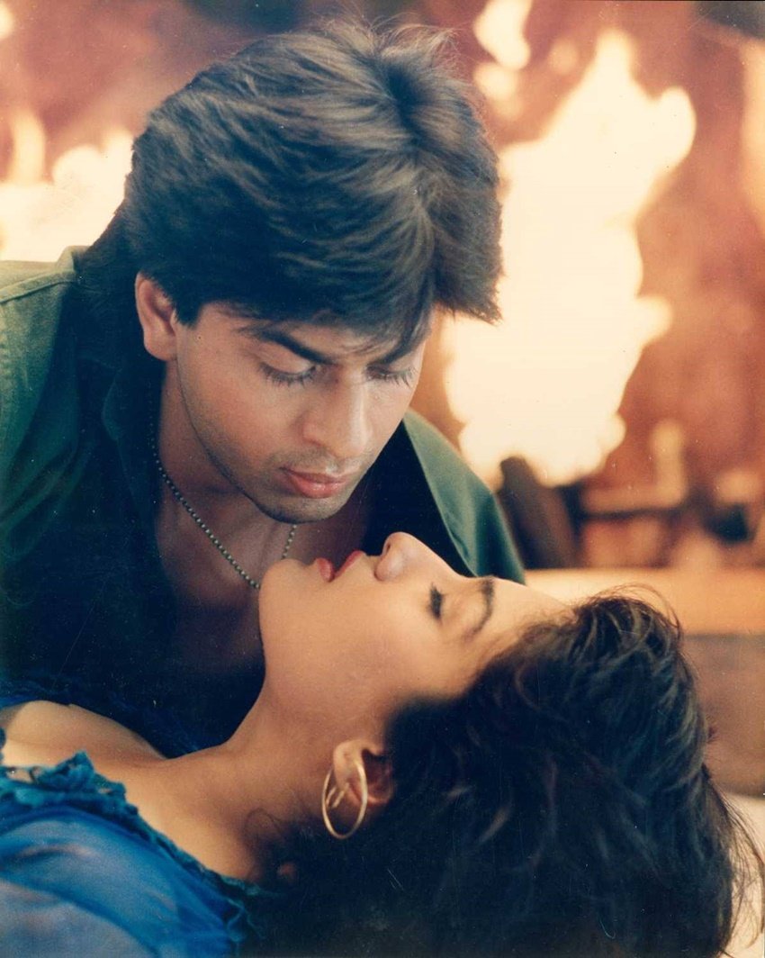 रवीना ने कहा कि उनकी फिल्म जमाना दीवाना 1994 में रिलीज हुई थी। इस फिल्म के अलावा भी उन्होंने शाहरुख के साथ तीन फिल्में की थीं लेकिन वो कभी रिलीज ना हो सकीं।