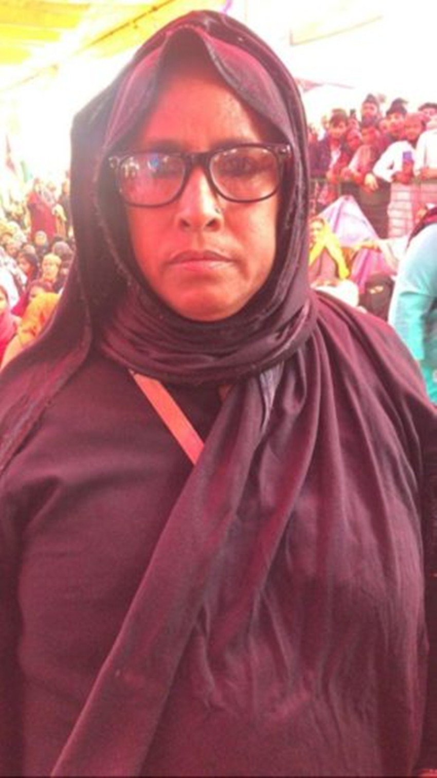 इस तस्वीर पर रिएक्शन देते हुए रवीश ने बताया था कि जिस फोटो को उनका बताया जा रहा है वह एक महिला की है जिनका नाम शकीला बेगम है।