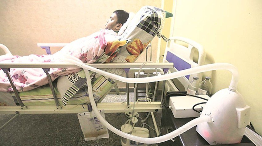 रवीश कुमार ने ये भी लिखा कि, 'दुनिया भर की सरकारों अपनी कार कंपनियों कह रही हैं कि सब कुछ छोड़कर वेंटिलेटर का निर्माण करें। ब्रिटेन की संसद में इसे लेकर बहस हो रही है और भारत में सरकार गिरा कर सरकार बनाने का काम चल रहा है। मीडिया रिपोर्ट के अनुसार कोरोना के गंभीर मरीज़ों में 50 से 60 प्रतिशत इसलिए मर गए क्योंकि उन्हें वेंटिलेटर नहीं मिल सका।'