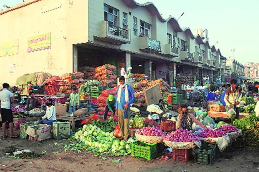 मंडी में लगी सब्जी की दुकानें और उनके कस्टमर।