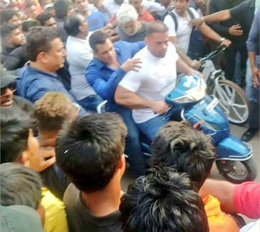 अबदुल्ला खान सलमान के साथ अकसर उनके शूटिंग सेट पर भी नजर आ जाते थे।