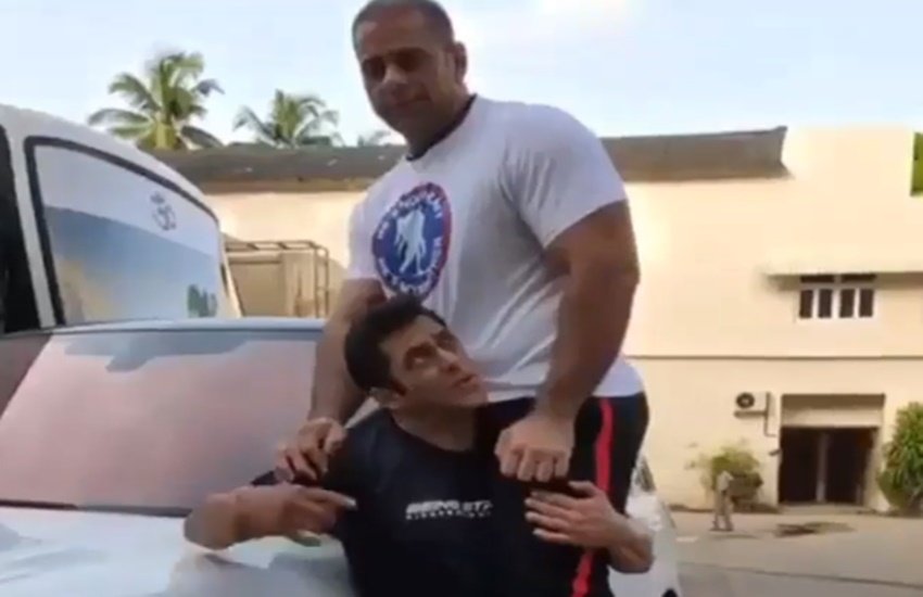 Salman Khan, Salman Khan Nephew Abdullah Khan, Abdullah, Died, Abdullah khan Death, Abdullah khan passes away, Salman Khan carrying nephew Abdullah on his shoulder, सलमान खान, अब्दुल्लाह खान, अब्दुल्लाह खान का निधन, सलमान खान के भतीजे अब्दुल्लाह खान