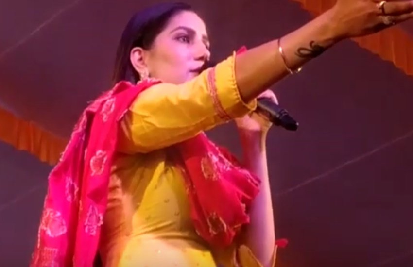 Sapna Chaudhary, sapna,Sapna Chaudhary Dance, Sapna Chaudhary video, Sapna Chaudhary wiki, Sapna Chaudhary video song, Sapna Chaudhary new dance video, सपना चौधरी, बुंदेली मेला में सपना चौधरी, सपना चौधरी पर चले पत्थर, डांस में बवाल,