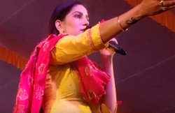 बुंदेली महोत्सव: Sapna Chaudhary के कार्यक्रम में मचा बवाल, डांस के दौरान स्टेज पर फेंके गए पत्थर