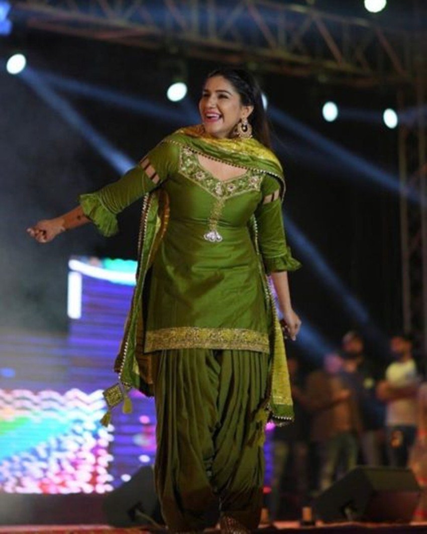 सपना को सबसे ज्यादा तारीफ सूट सलवार वाली तस्वीरों पर मिलती है।