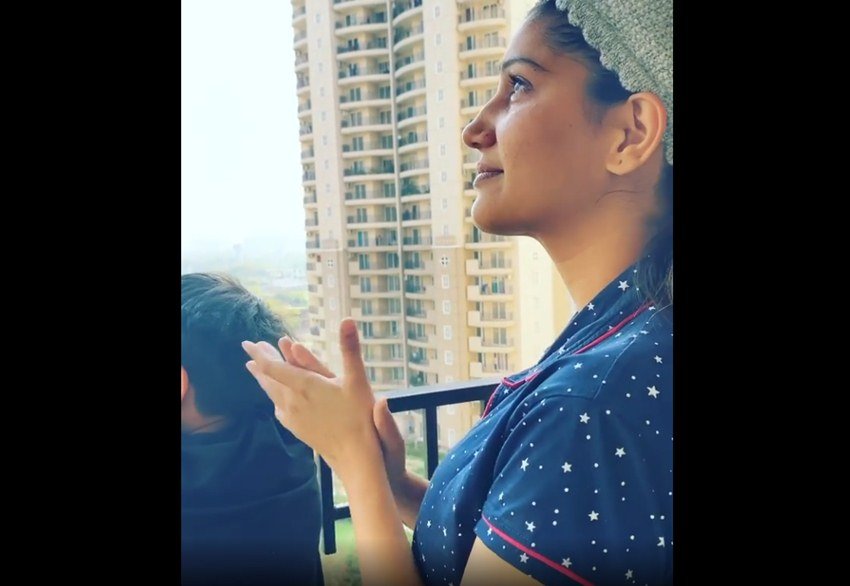 इस वीडियो में दिख रहा है कि सपना चौधरी अपने घर की बालकनी में खड़े होकर ताली बजा रही हैं। ताली बजाते हुए अचानक सपना की आंखें नम हो जाती हैँ।