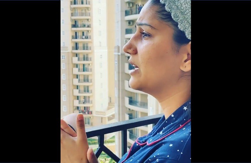 बता दें कि सपना चौधरी ने बहुत कम समय पर बहुत ऊंचा मुकाम हासिल कर लिया है। हरियाणा के छोटे से गांव की सपना चौधरी के पास आज देशभर में फैन हैं।