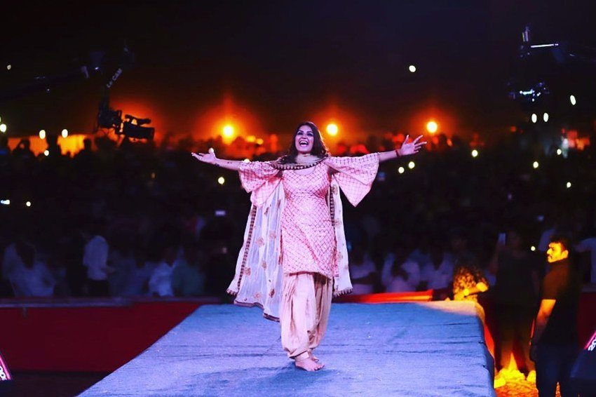 सपना के प्रति लोगों की दीवानगी का अंदाजा इसी बात से लगाया जा सकता है कि उनका लगभग हर एक गाना सुपरहिट साबित हो रहा है।
