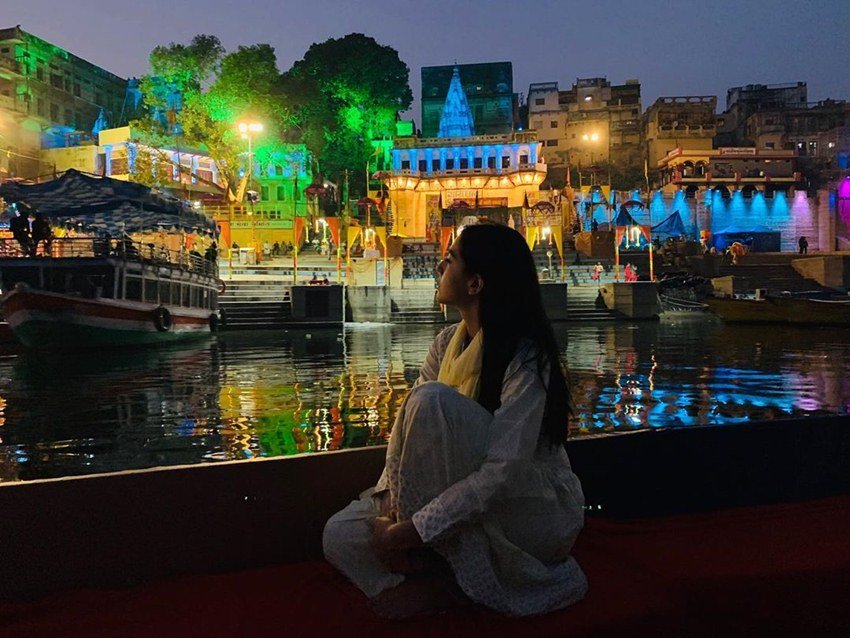 सारा अली खान की ये तस्वीरें उनके फैंस के बीच काफी प़पुलर हो रही हैं। बहुत से फैंस उनकी तारीफ करते हुए ये भी लिख रहे हैं कि आप मुसलमान होते हुए भी आरती में बैठी हैं।