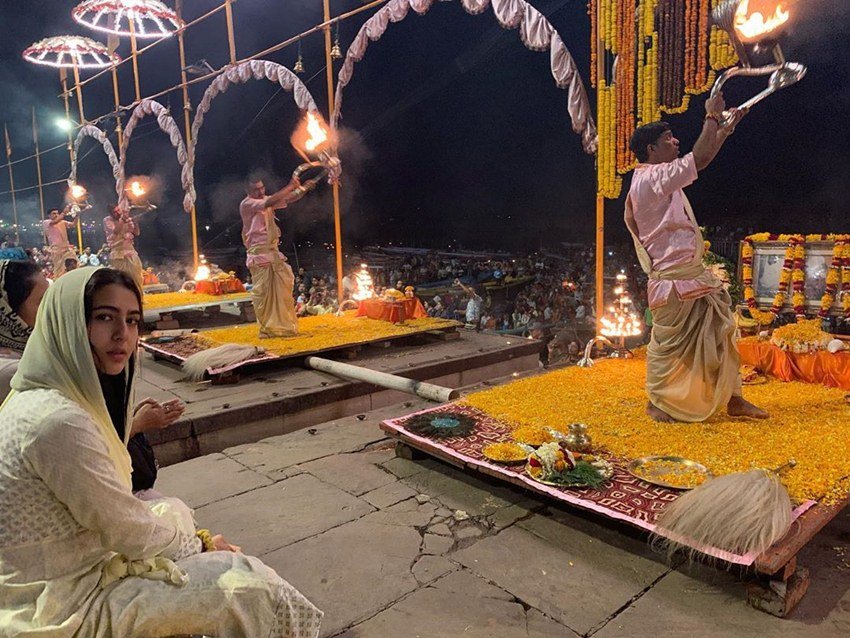 वाराणसी दौर पर सारा ना सिर्फ नाव की सवारी करती दिखीं बल्कि उन्होंने रोजाना शाम को होने वाली गंगा आरती में भी भाग लिया।