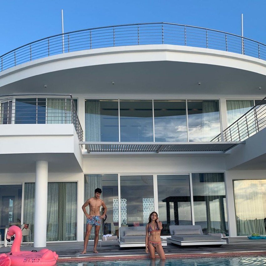 भाई के बर्थडे पर सारा ने साथ की दो तस्वीरें शेयर कर उन्हें जन्मदिन की बधाई दी।