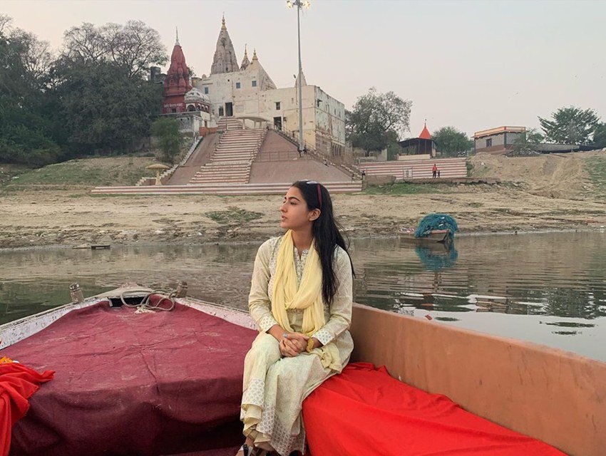 सारा इन तस्वीरों में वाराणसी में गंगा के घाट पर नजर आईं।