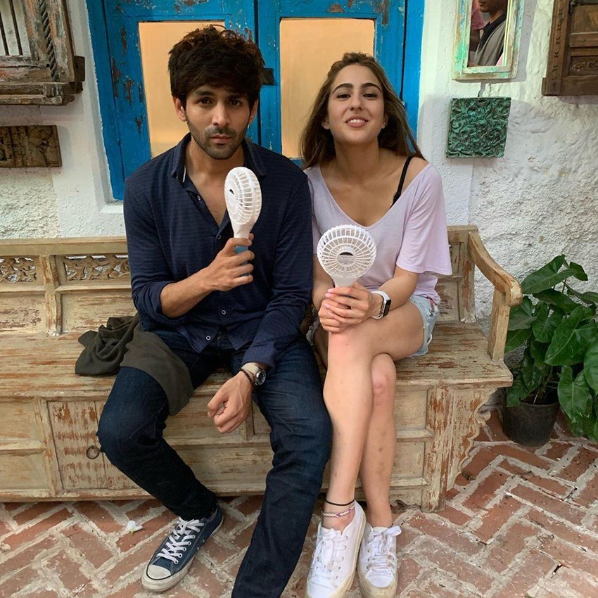 वर्क फ्रंट की बात करें तो सारा अली खान की हाल ही में फिल्म लव आज कल 2 रिलीज हुई है। इस फिल्म में सारा के साथ कार्तिक आर्यन थे। इम्तियाज अली के निर्देशन में बनी ये फिल्म बॉक्सऑफिस पर कुछ खास नहीं कर पाई है।