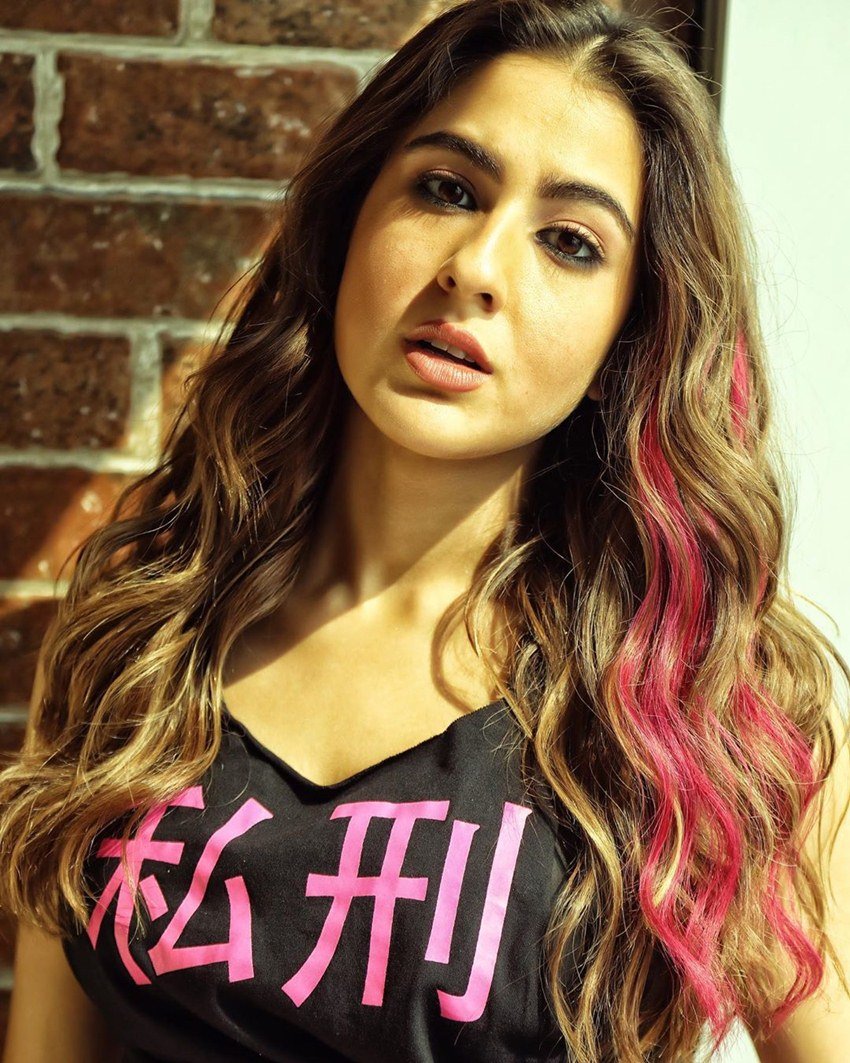 वर्क फ्रंट की बात करें तो सारा अब तक सिर्फ तीन फिल्मों में नजर आई हैं। केदारनाथ, सिंबा और लव आज कल 2 में से केवल सिंबा ही बॉक्सऑफिस पर सफल साबित हुई है।