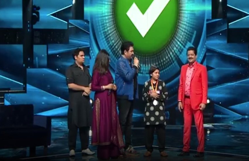 Saregamapa little champs: तनिष्का की मम्मी को मनाने के बाद उनसे रंग लगवाते उदित नारायण
 Saregamapa little champs: तनिष्का की मम्मी को मनाने के बाद उनसे रंग लगवाते उदित नारायण