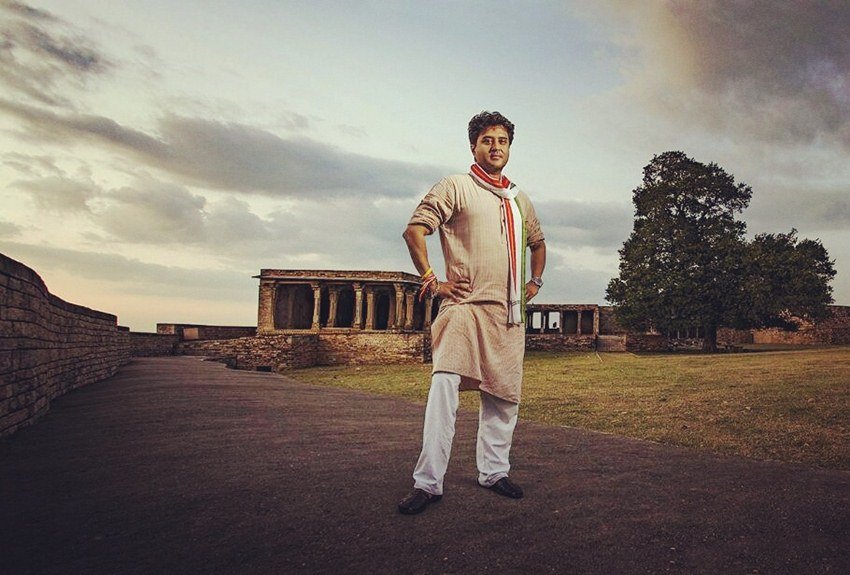 सिंधिया राजघराने के ज्योतिरादित्य सिंधिया ने कांग्रेस से इस्तीफा दे दिया था। कांग्रेस से 18 साल का साथ छोड़कर ज्योतिरादित्य सिंधिया अब बीजेपी का हिस्सा बन गए हैं। ज्योतिरादित्य़ के पिता माधवराव सिंधिया भी कांग्रेस में थे। हालांकि वह कुछ समय के लिए जनसंघ में भी रहे थे। ज्योतिरादित्य के कांग्रेस छोड़ने की खबर मीडिया से लेकर सोशल मीडिया तक में छाई हुई है। (All Photos: Scindia Fan Club facebook Page)