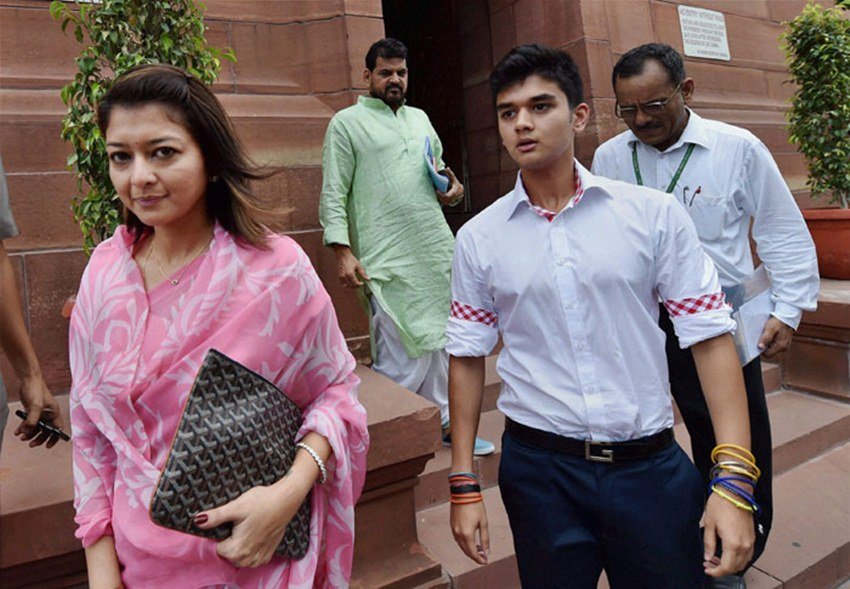 वह कई राजनीतिक मौकों पर अपने पिता या मां के साथ नजर आ चुके हैं।