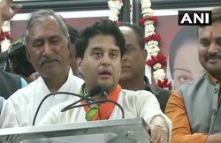 Madhya Pradesh Govt Crisis Updates: भाजपा मुख्यालय में कांग्रेस पर बरसे ज्योतिरादित्य, बोले- सिंधिया को ललकार कर गलती की