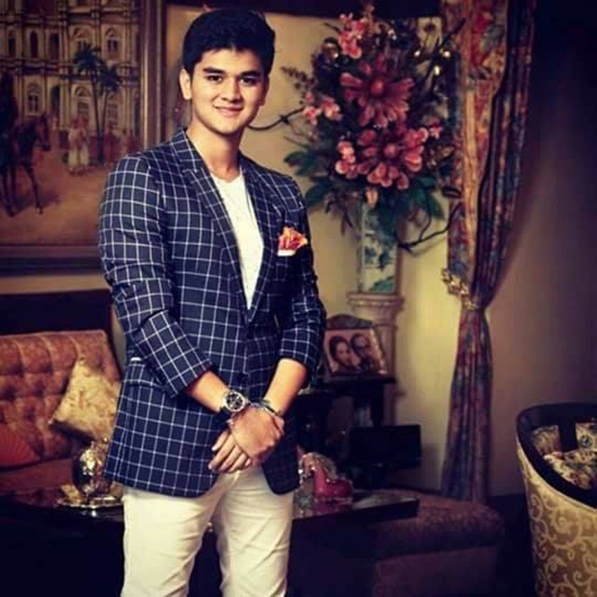 महाआर्यमन अपने पिता की ही तरह दून स्कूल से पढ़े हैं। दून से पढ़ने के बाद वह आगे की पढ़ाई के लिए विदेश चले गए।