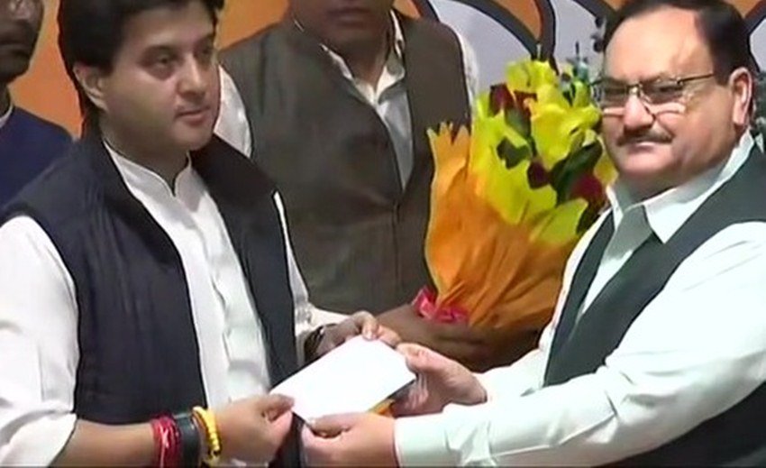 माधव राव सिंधिया से पहले और भी कई पुराने कांग्रेसी ऐसे रहे हैं जिनके पार्टी छोड़ने के फैसले ने काफी सुर्खियां बटोरी थीं। इन लोगों में से तमाम ने कांग्रेस छोड़ बीजेपी ज्वॉइन कर ली थी। आइए जानते हैं आज ये लोग क्या कर रहे हैं। <a href="https://www.jansatta.com/national/jyotiraditya-scindia-entry-in-bjp-may-create-problem-for-rajasthan-former-cm-vasundhara-raje-know-the-reason/1347078/">…तो क्या भतीजे ज्योतिरादित्य की बीजेपी में एंट्री से वसुंधरा राजे को भुगतना पड़ेगा बड़ा खामियाजा, समझें- सियासी नफा-नुकसान</a>