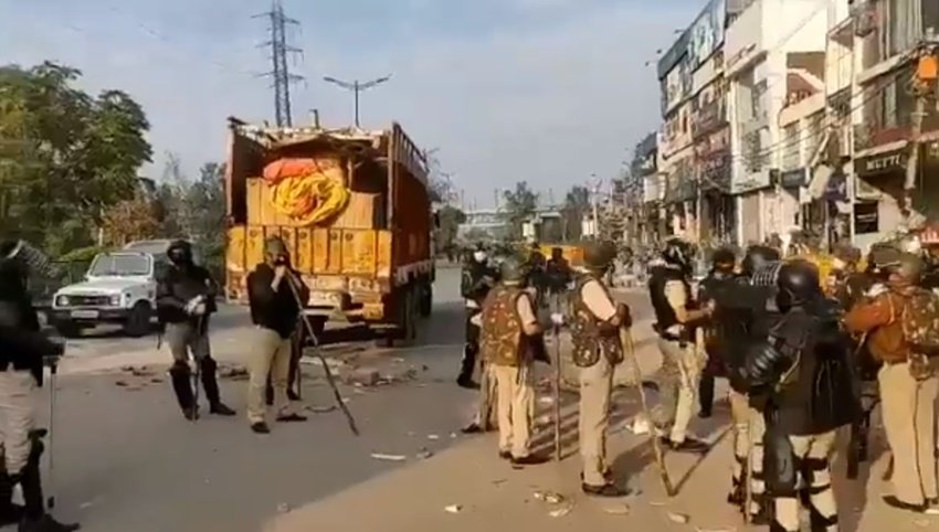 शाहीन बाग सागरिकता संशोधन कानून के खिलाफ चल रहे प्रदर्शनों का प्रतीक बन चुका था। शाहीनबाग पर जमकर राजनीति भी हुई।