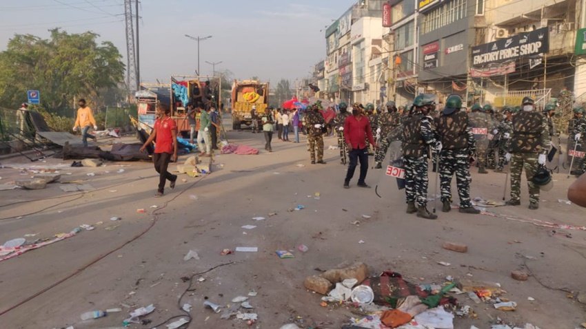 कोरोना वायरस के बढ़ते संक्रमण को देखते हुए पूरी दिल्ली में धारा 144 लागू है। लोगों से घरों में ही रहने को कहा जा रहा था। बावजूद इसके कुछ लोग शहीन बाग में प्रदर्शन पर बैठे थे।