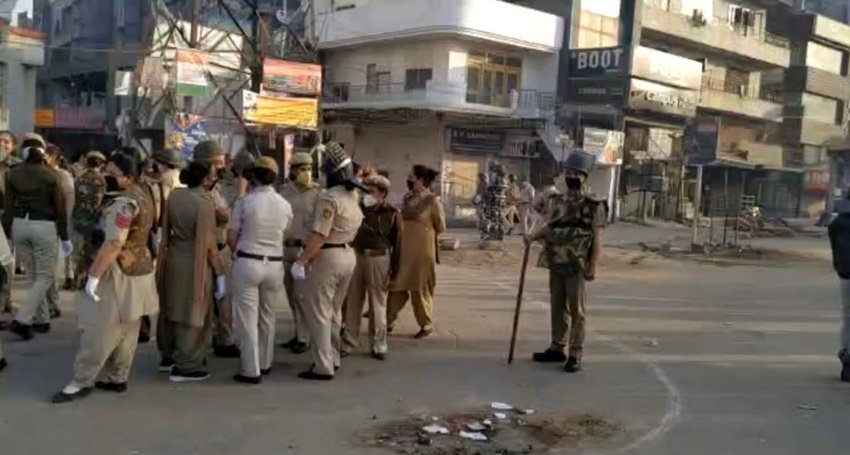 शाहीन बाग के प्रदर्शन में महिलाओं की बहुलता को देखते हुए दिल्ली पुलिस की महिला पुलिसकर्मी भी तैनात की गई थीं।