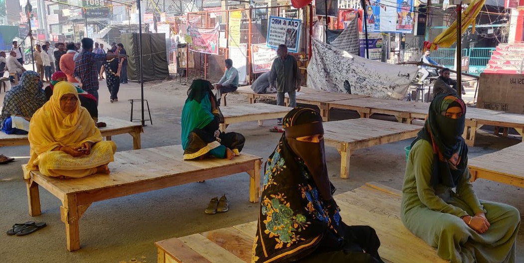 अब जमीन पर एक साथ बैठने की बजाय महिलाएं तख्तों पर बैठ रही हैं। वहां करीबन 100 तख्त लगा दिए गए हैं, जिन पर महिलाएं 2-2 के ग्रुप में बैठ रही हैं।