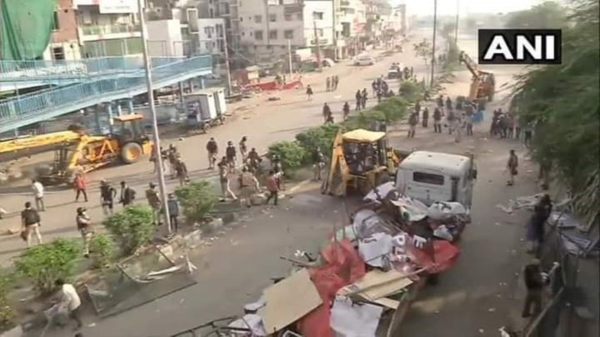 पुलिस मौके पर क्रेन और ट्रक लेकर पहुंची थी। इसकी मदद से वहां लगे तंबू, तख्त औऱ पोस्टर बैनर सब हटवा दिए गए।