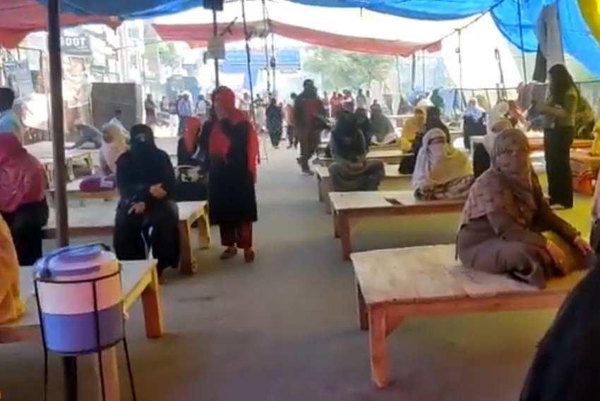 कोरोना वायरस और महामारी एक्ट के लागू होने के बाद शाहीन बाग में बैठने की व्यवस्था में बदलाव किया गया है।