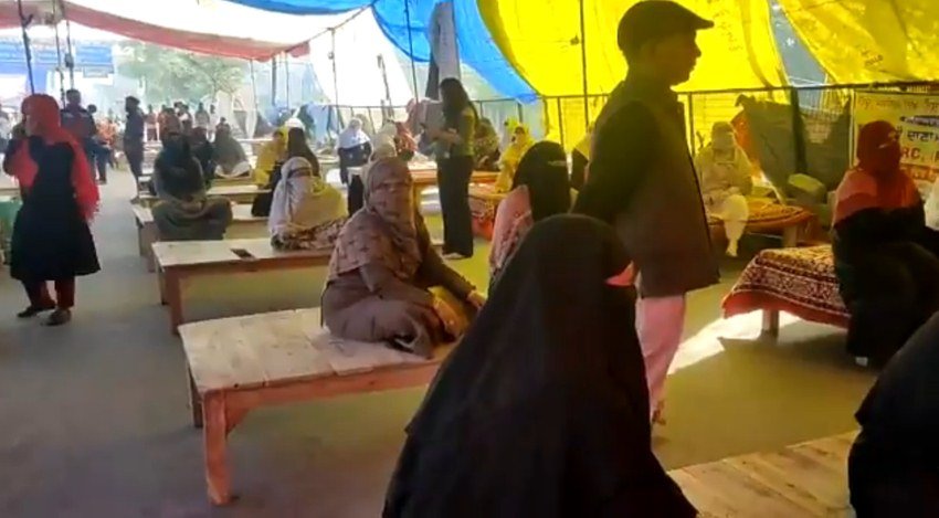 शाहीन बाग के ज्यादातर प्रदर्शनकारी मुख्यमंत्री अरविंद केजरीवाल के 50 से ज्यादा लोगों के जुटने वाले आदेश को न मानने की बात कर रहे हैं।