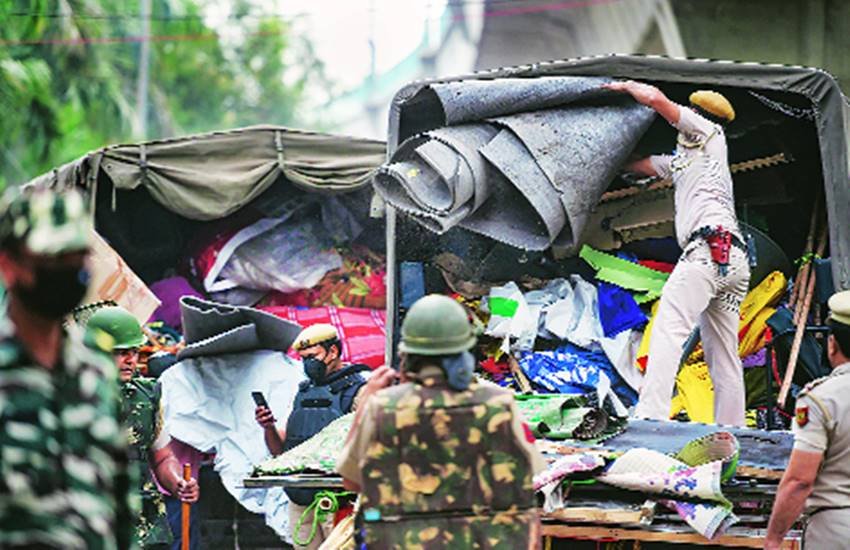 शाहीनबाग में चल रहे प्रदर्शन को खत्म कराकर टेंट वगैरह ले जाती दिल्ली पुलिस।