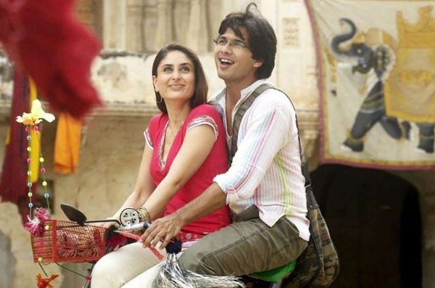 शाहिद कपूर और करीना कपूर का अफेयर भी बॉलीवुड में हॉट टॉपिक हुआ करता था। दोनों के ब्रेकअप से उनके फैंस काफी निराश हुए थे। करीना ने 2012 में सैफ अली खान तो शाहिद कपूर ने मीरा राजपूत संग शादी रचा ली है।