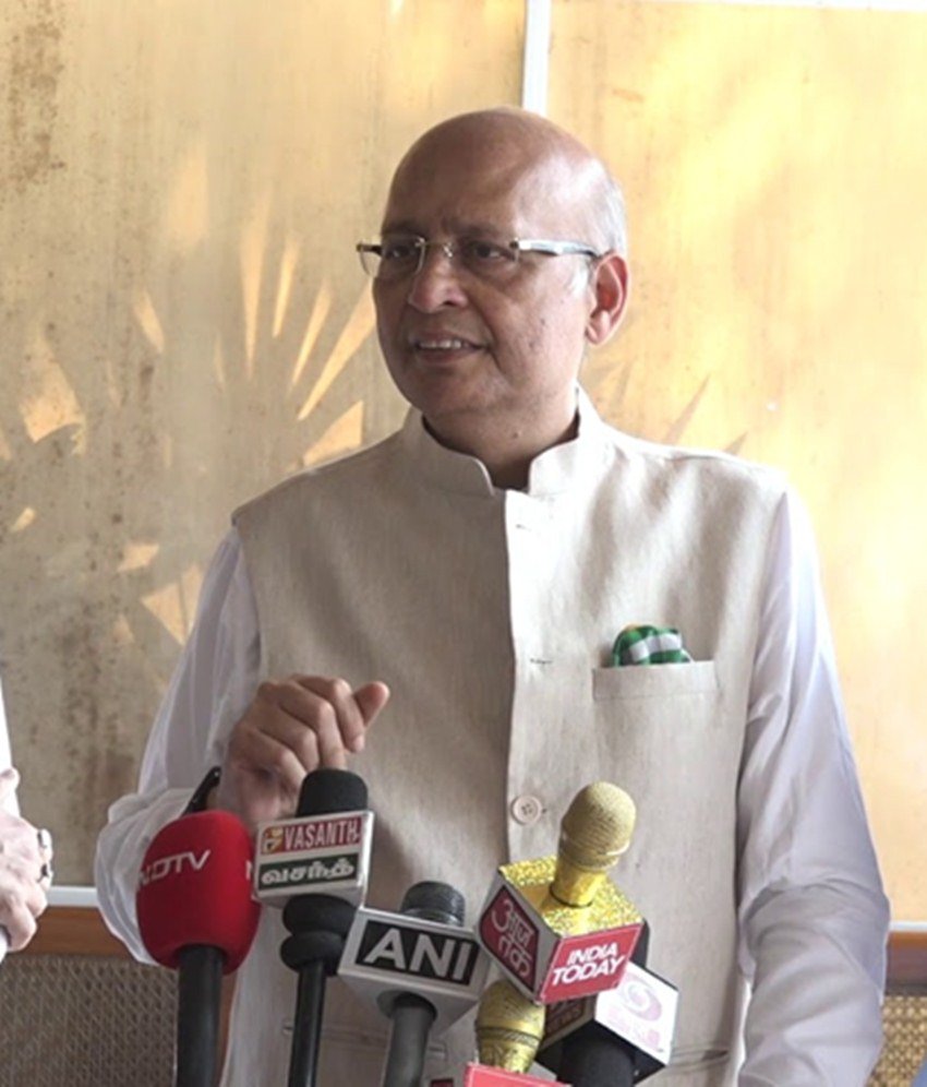 Abhishek Manu Singhvi: अभिषेक मनु सिंघवी सबसे कम उम्र में भारत के अतिरिक्त सॉलिसिटर जनरल बने थे। सिंघवी ने कैंब्रिज और हार्वड जैसे प्रतिष्ठित संस्थानों से पढ़ाई की है। वर्तमान में सिंघवी राज्यसभा सदस्य हैं।