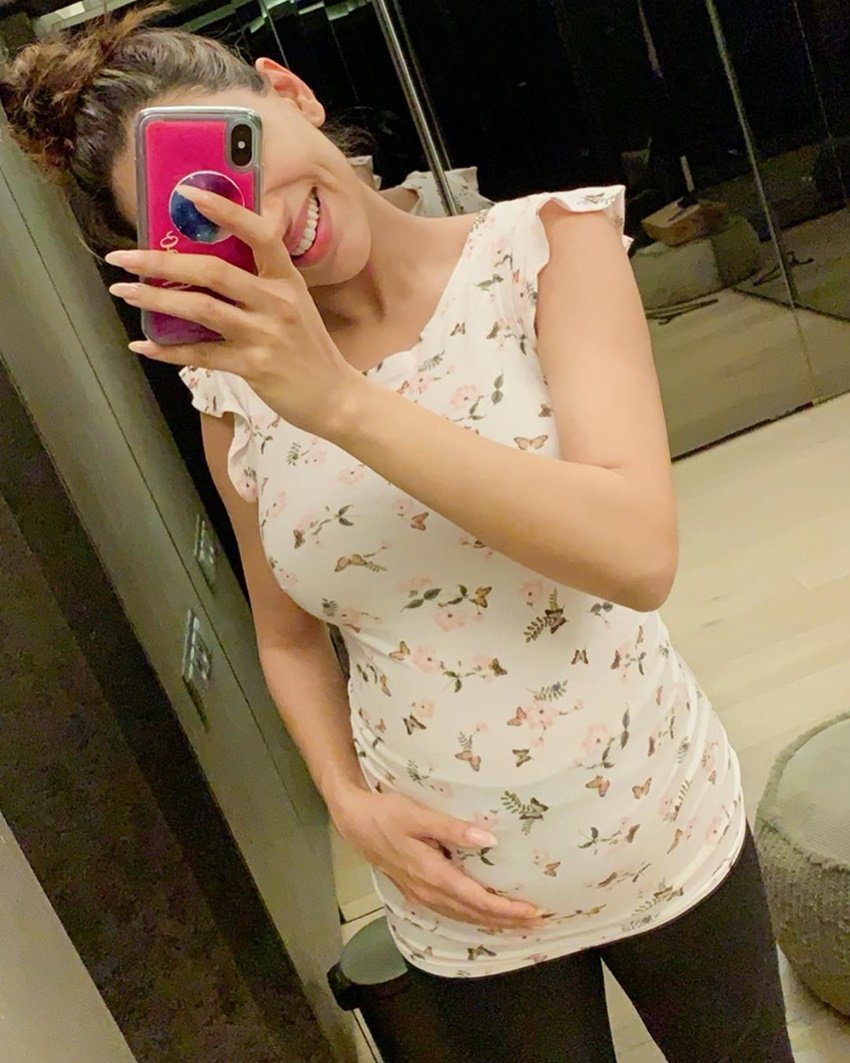 स्मृति खन्ना ने लिखा - डियर बेबी, कुछ और दिन अंदर रह लो। इन दिनों दुनिया में अजीब माहौल है। मैं नहीं जानती कि आने वाले दिनों में क्या होगा पर मैं जानती हूं कि आप पहले से ही मजबूत होगे और आप इस दुनिया में आएंगे।