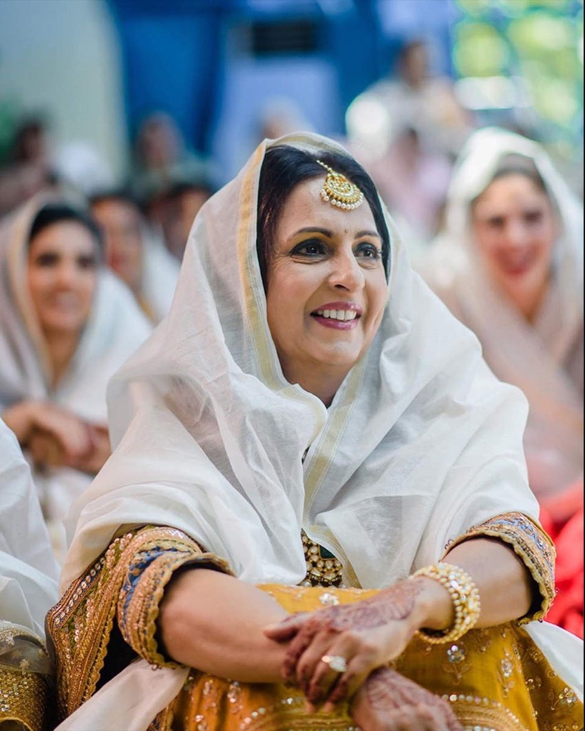 इस तस्वीर में सोनम कपूर की सास नजर आ रही हैं।