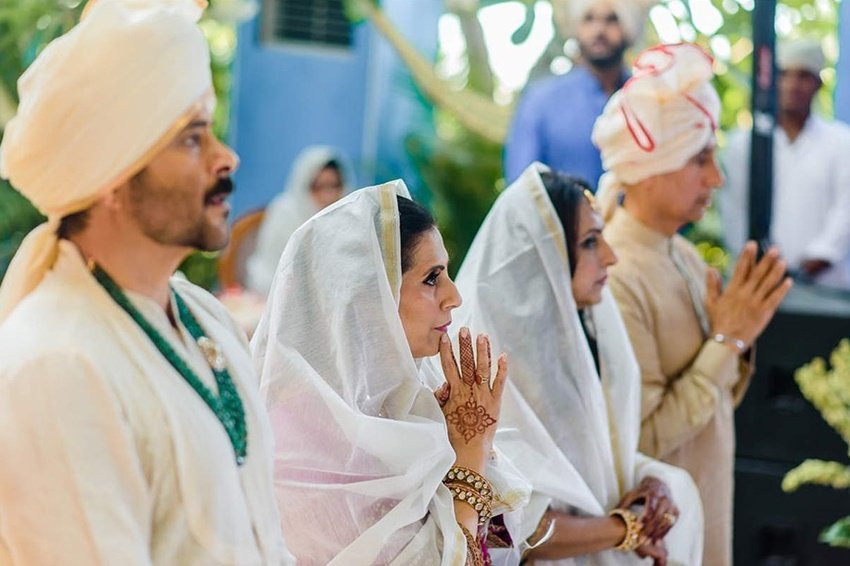 आनंद आहूजा ने तस्वीरे शेयर करते हुए लिखा- बिल गेट्स ने COVID-19 को सबको बराबरी से देखने वाला बताया है। कोई भी हो हर किसी पर इसका प्रभाव है और आगे बढ़ने का एक ही रास्ता है कि एक-दूसरे की केयर करने के लिए एक साथ दृढ़ इच्छा के साथ आगे आएं। हर उस चीज के लिए आभार जताएं जो कभी नॉर्मल लगती थी।