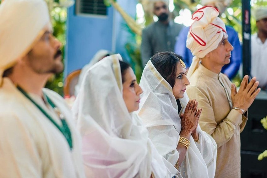 एश फोटो में सोनम और आनंद दोनों के माता-पिता पूजा में लीन दिख रहे हैं।