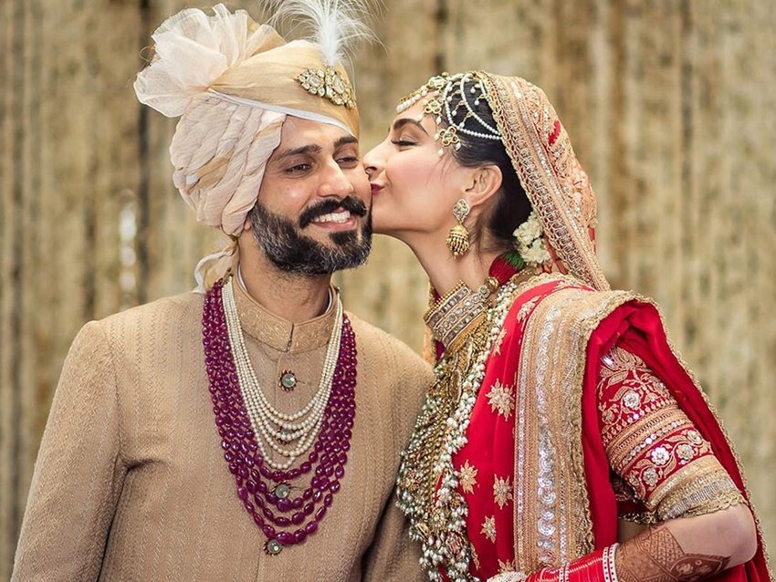 बता दें कि सोनम कपूर ने बिजनेसमैन आनंद आहूजा को लंबे समय तक डेट करने के बाद मई 2018 में जीवनसाथी बना लिया थ।