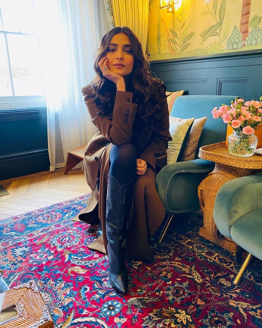 अब उनके प्रेग्नेंट होने की बातें भी बहुत जोरों पर हैं लेकिन सोनम कपूर या उनके परिवार की तरफ से किसी तरह का कोई बयान नहीं आया है।