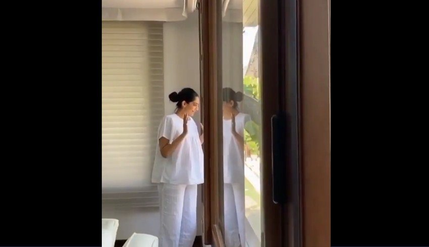 दऱअसल सोनम कपूर का जो वीडियो वायरल हु आथा उसमें वह सफेद ड्रेस में दिख रही हैं। ये ड्रेस काफी लूज है। लोग सोनम को इस ड्रेस में देख इस बात का अंदाजा लगा रहे हैं कि सनम प्रेग्नेंट हैं और अपने बेबी बंप को छिपाने के लि एवो ढीले-ढाले कपड़े पहन रही हैं।