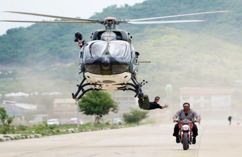 बॉलीवुड स्टार अक्षय कुमार की फिल्म सूर्यवंशी (Sooryavanshi) 24 फरवरी को रिलीज हो रही है। इस फिल्म में लंबे समय के बाद अक्षय खतरनाक एक्शन करते नजर आएंगे। अक्षय कुमार के बारे में कहा जाता है कि वह अपनी फिल्मों में ज्यादातर स्टंट खुद करते हैं। स्टंट के चक्कर में वह कई बार गंभीर रूप से घायल भी हो चुके हैं। फिल्म खिलाड़ियों का खिलाड़ी में अक्षय कुमार अंडरटेकर को उठाने के चक्कर में अपनी पीठ घायल कर बैठे थे। इस हादसे का दर्द 20 साल बाद भी उन्हें तकलीफ देता है। हालांकि अक्षय के अलावा और भी बॉलीवुड स्टार्स हैं जो चोट के बावजूद भी अपने स्टंट खुद करने से पीछे नहीं हटते। आइए डालते हैं बॉलीवुड के ऐसे ही कुछ खतरे के खिलाड़ियों पर एक नजर: