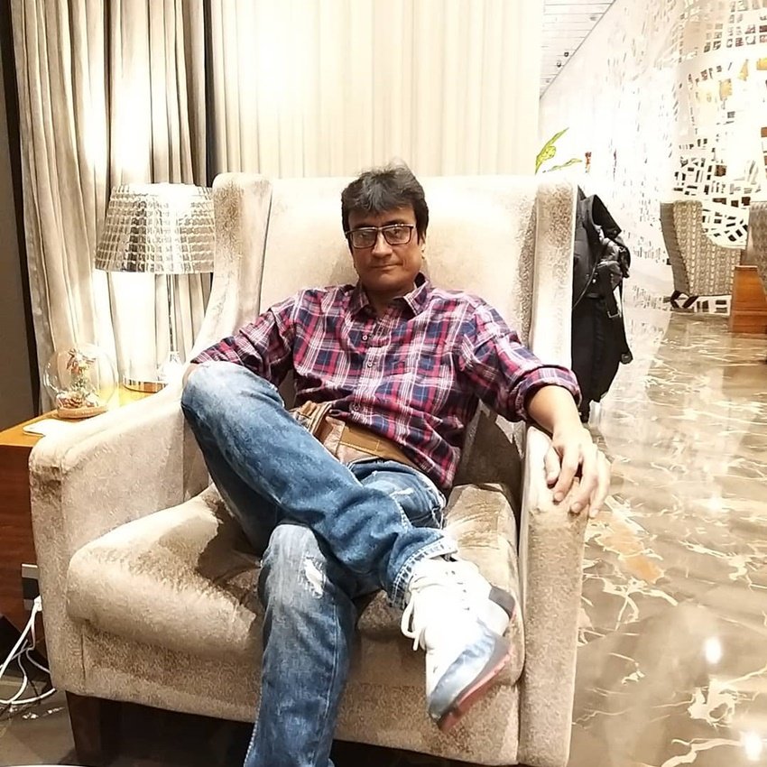 पर्दे पर बुजुर्ग चंपक चाचा रियल लाइफ में काफी युवा हैं। शो में वह अपनी उम्र से काफी बड़े का किरदार निभा रहे हैं।