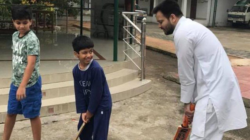 लालू यादव के बेटे और बिहार के पूर्व डिप्टी सीएम तेजस्वी यादव भी क्रिकेटर रह चुके हैं। वह दिल्ली डेयरडेविल्स की तरफ से आईपीएल भी खेल चुके हैं।