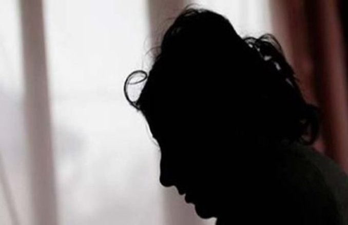 2 साल की बेटी को 32 बार चाकू से गोदने के बाद बॉयफ्रेंड के साथ बनाया संबंध, मां को मिली यह सजा