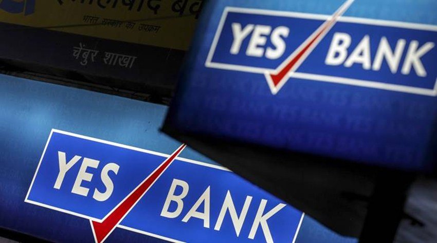 Yes Bank को बैंकिंग करते करीब 15 साल हो चुके हैं लेकिन अब बैंक की हालत नाजुक बताई जा रही है। बैंक का एनपीए बढ़ने के साथ ही उसके शेयर भी तेजी से नीचे गिरे हैं। हालत इतनी खराब हो चुकी है कि पिछले 15 महीनों के अंदर बैंक के इन्वेस्टर्स को 90% से ज्यादे का नुकसान हो गया है। RBI ने बैंक के खाताधारकों के लिए 50 हजार रुपये निकासी की सीमा तय की है। ये आदेश अगल महीने भर तक के लिए प्रभावी रहेगा।