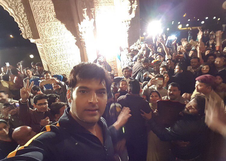 शोज के अलावा कपिल तमाम लाइव स्टेज शो से भी पैसा कमाते हैं। रिपोर्ट्स के मुताबिक, वे सोलो स्टेज परफॉर्मेंस के लिए करीब 75 लाख रुपए लेते हैं। वह अवॉर्ड शो को होस्ट कर भी अपनी अर्निंग करते हैं। अगर कपिल की कुल संपत्ति की बात की जाए तो जनवरी 2018 में कपिल करीब 300 करोड़ रुपए की संपत्ति के मालिक थे।