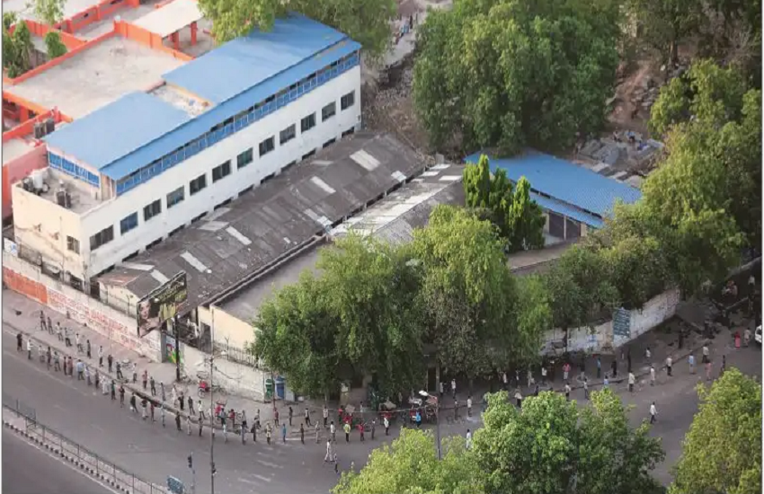 कोरोना संकट-काल में दिल्ली के रामलीला मैदान के पास शनिवार को एक वक्त का खाना पाने के इंतजार में लोगों की लंबी कतार (Photo by Tashi Tobgyal). कोरोना संकट-काल में दिल्ली के रामलीला मैदान के पास शनिवार को एक वक्त का खाना पाने के इंतजार में लोगों की लंबी कतार (Photo by Tashi Tobgyal).